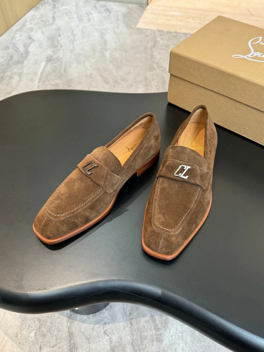 💰960 Christia*.Loubouti*🆑High-end men’s business formal leather shoes｜Classic red-soled shoes｜Original imported first-layer cowhide｜Iconic rivet decoration｜Water-dyed cowhide lining｜Italian imported red cowhide outsole｜High-end luxury｜Perfect interpretation of fashion, sunshine, style, suitable for various occasions Size: 39-44 (customized at 38.45.46)✅